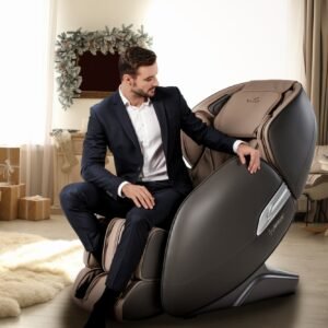 Mann im Massagesessel Casada Alphasonic II - Braun im Wohnzimmer