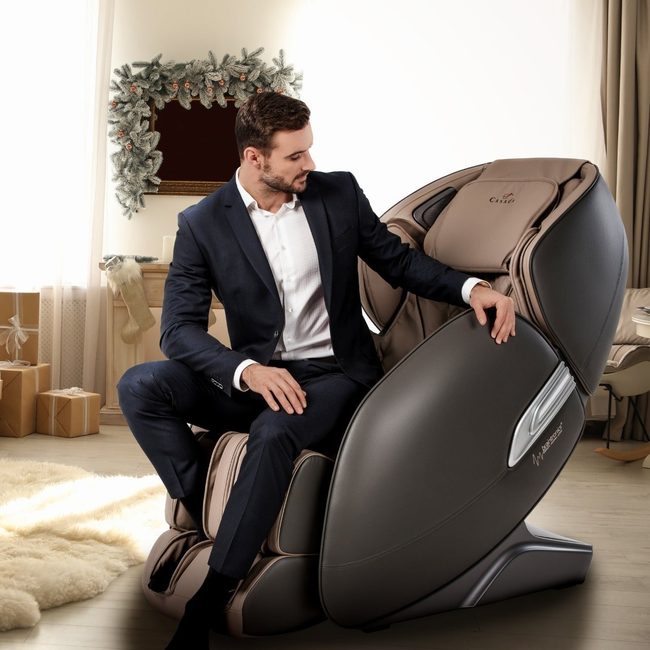 Uomo su poltrona massaggiante Casada Alphasonic II - Marrone in salotto