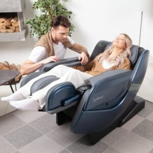 vrouw ligt in massagestoel Ecosonic - Blauw met man ernaast hurkend
