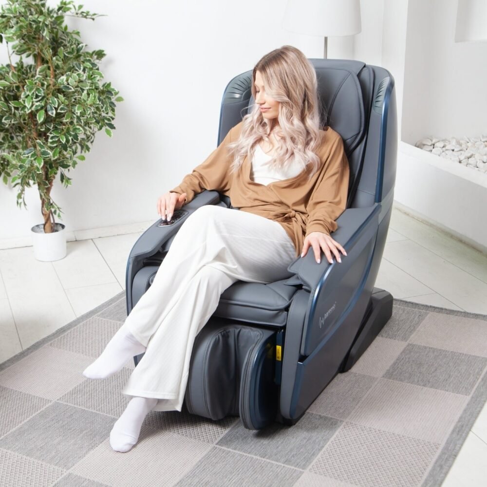 mujer sentada en silla de masaje Ecosonic - Azul en sala de estar