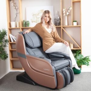 mujer se sienta en un ángulo en la silla de masaje Casada Ecosonic - Bronce en la sala de estar