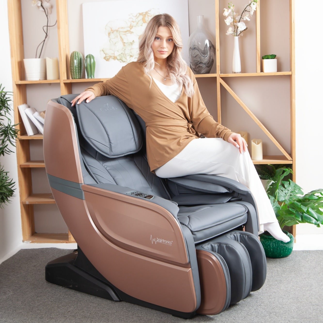 Donna su poltrona massaggiante Casada Ecosonic - Bronzo