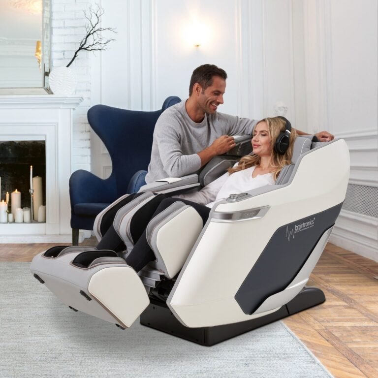 vrouw in massagestoel Casada pollux wit met hoofdtelefoon