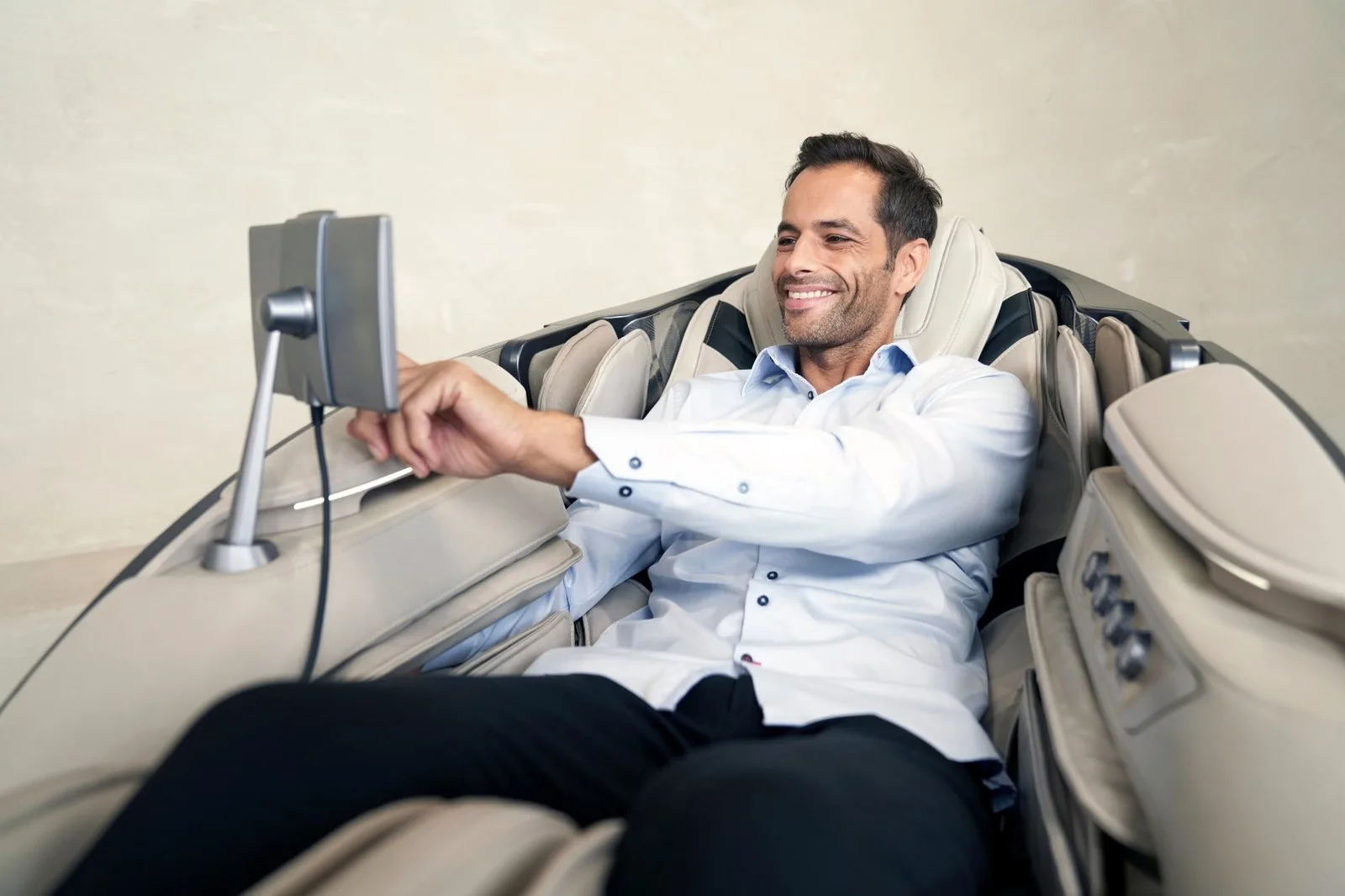 Man in massage chair Casada skyliner III - khaki using screen