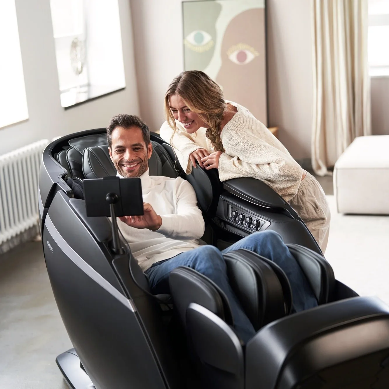 homme et femme dans un fauteuil de massage Casada skyliner III - noir