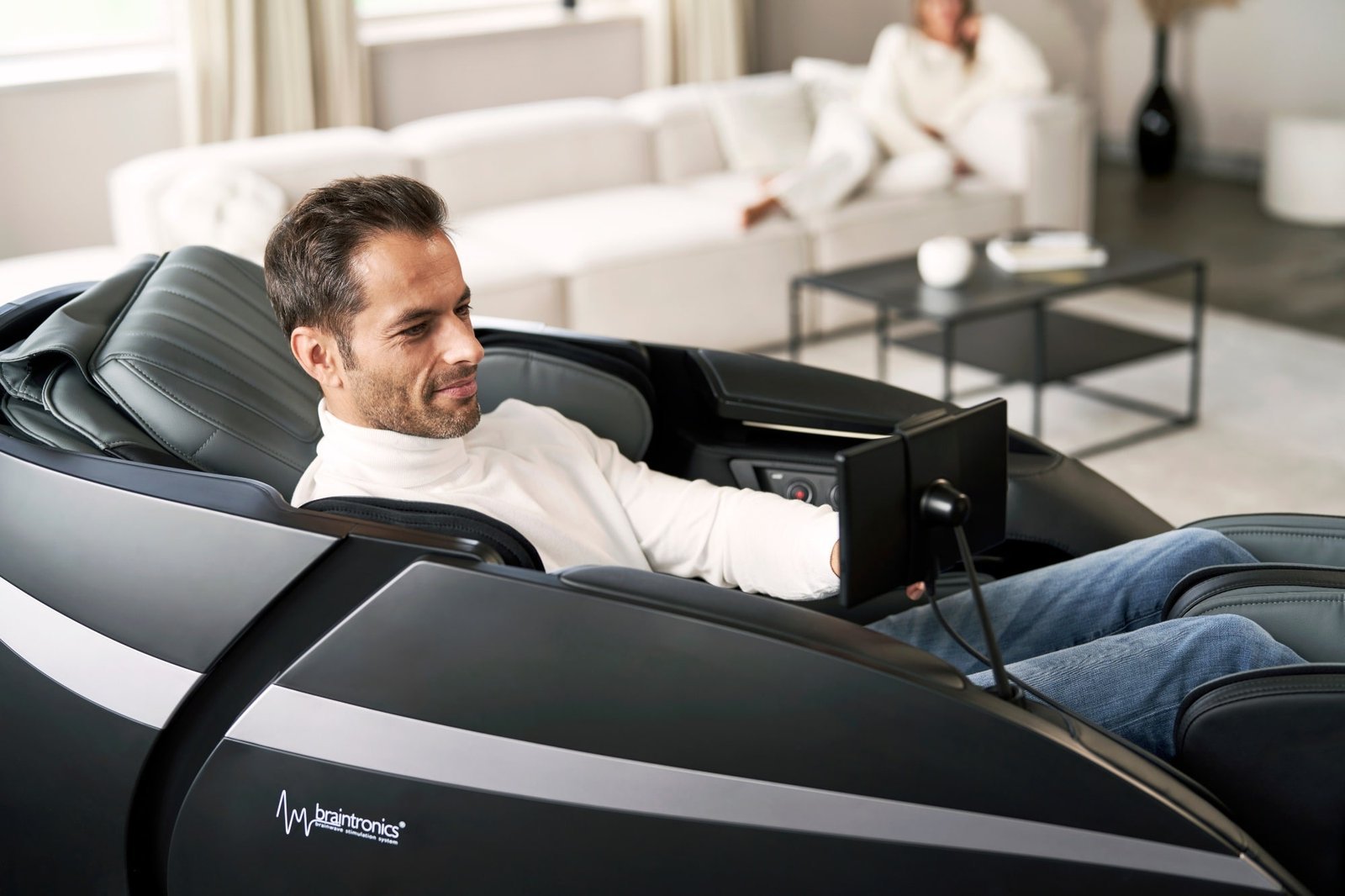 man in Casada skyliner III - zwart in living