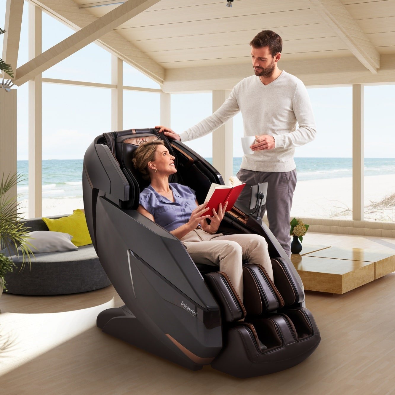 Donna legge un libro a Casada Titan - Marrone