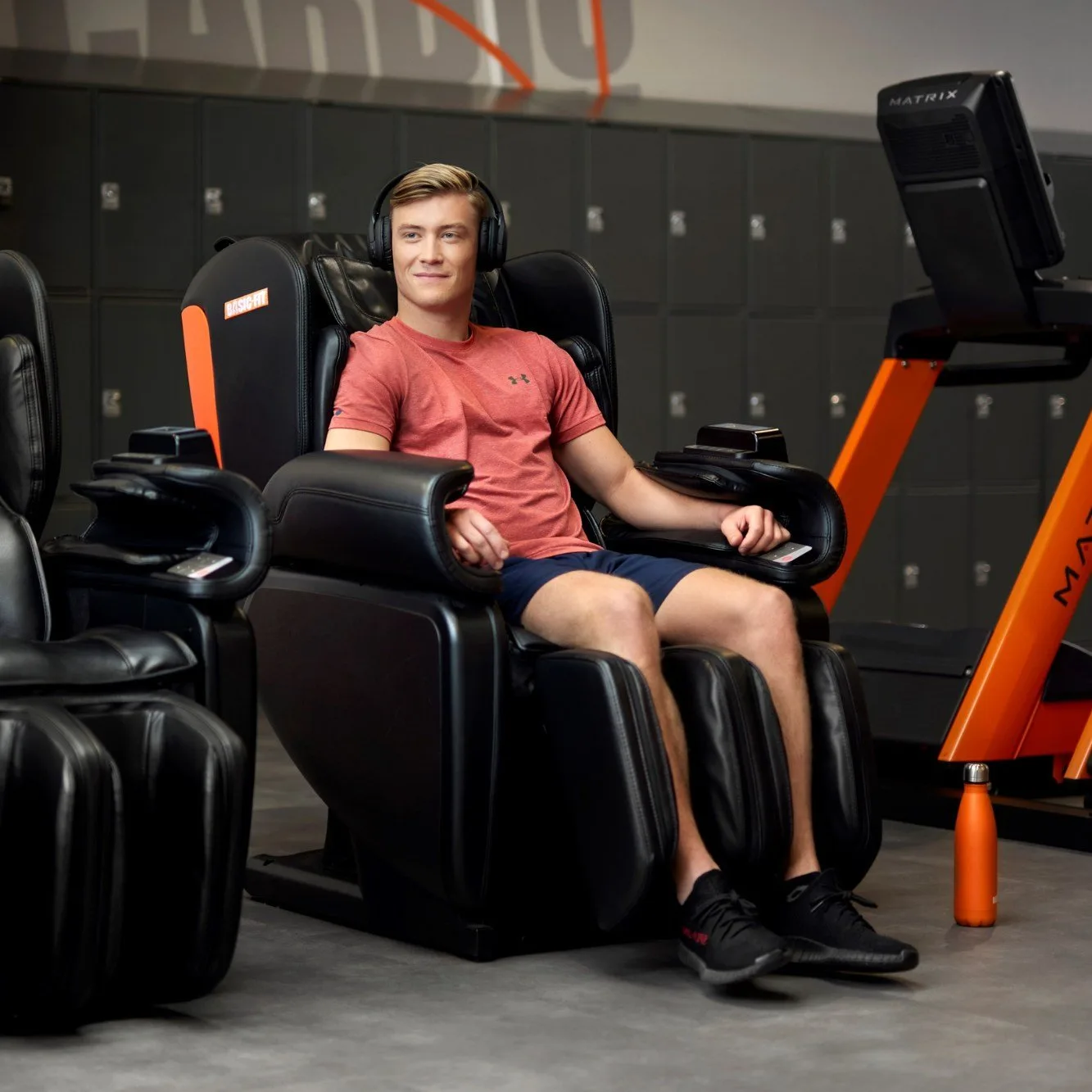 persona en sillón de masaje basic fit