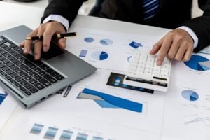 hombre calculando lo que cuesta alquilar o comprar sillón de masaje