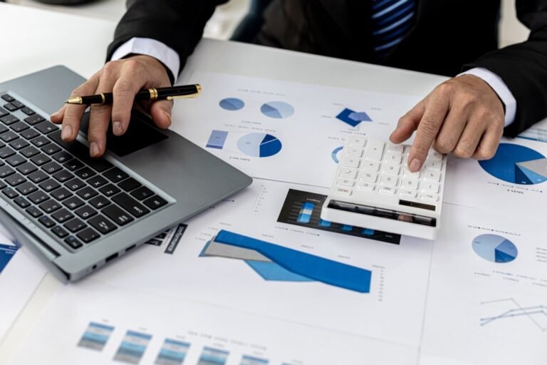 uomo che calcola il costo del leasing o dell'acquisto di una poltrona da massaggio