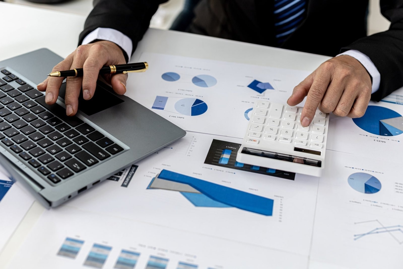 uomo che calcola il costo del leasing o dell'acquisto di una poltrona da massaggio