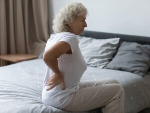 Frau mit Fibromyalgiesymptomen