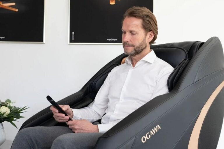 uomo in camicia bianca su sedia per massaggi in ufficio