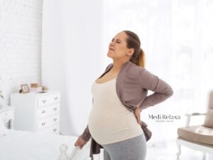 mujer con dolor de espalda durante el embarazo