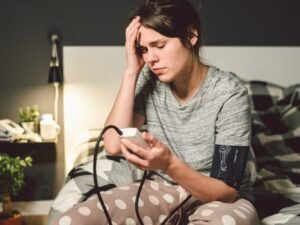 mujer hipertensa dolor de cabeza dolor de cuello