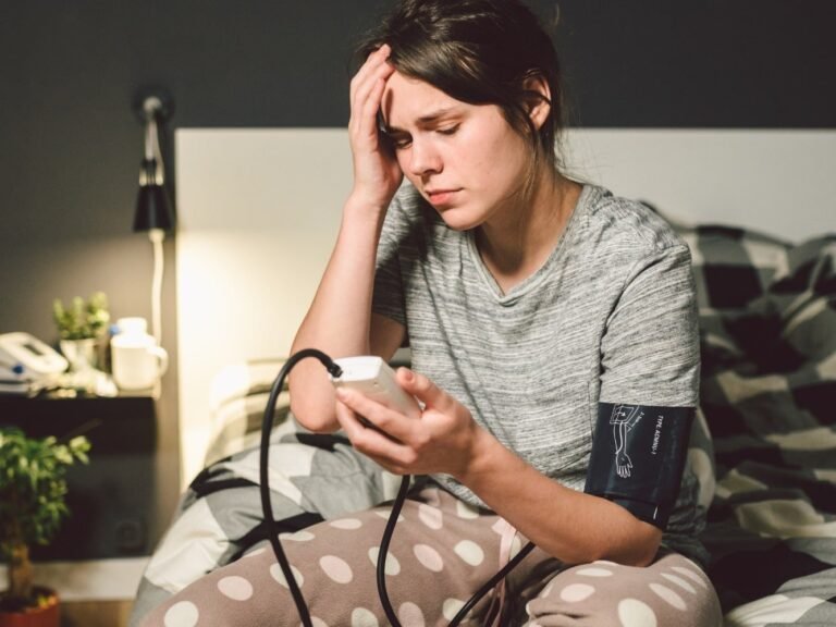 vrouw met hoge bloeddruk hoofdpijn nekpijn