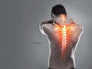 hombre con las manos en el dolor de espalda alta