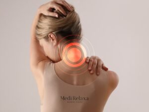 Mujer con dolor de cuello y cefalea asociados