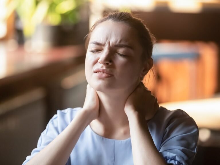 mujer con tortícolis