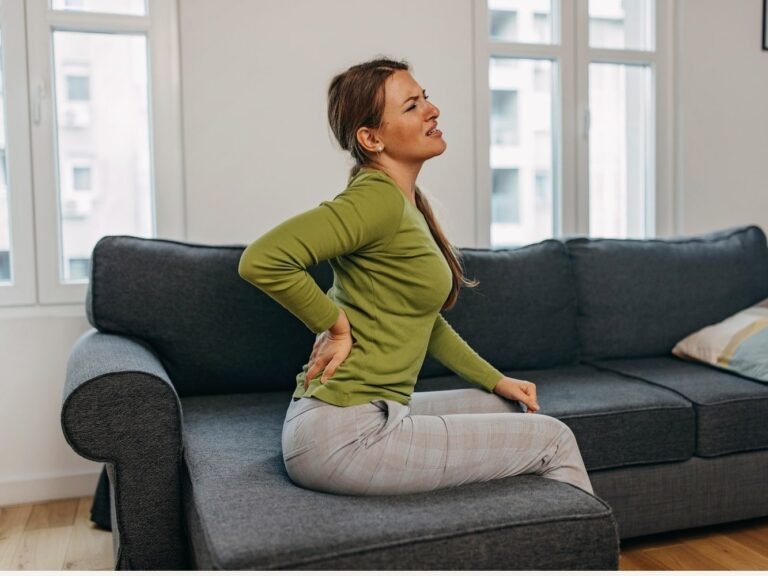 mujer en el asiento con un disparo en la espalda