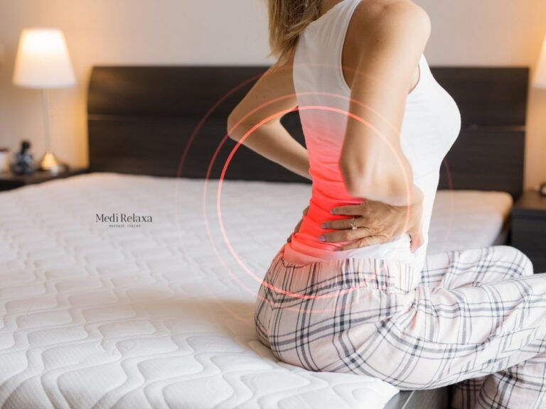 vrouw in bed met rugpijn na slapen