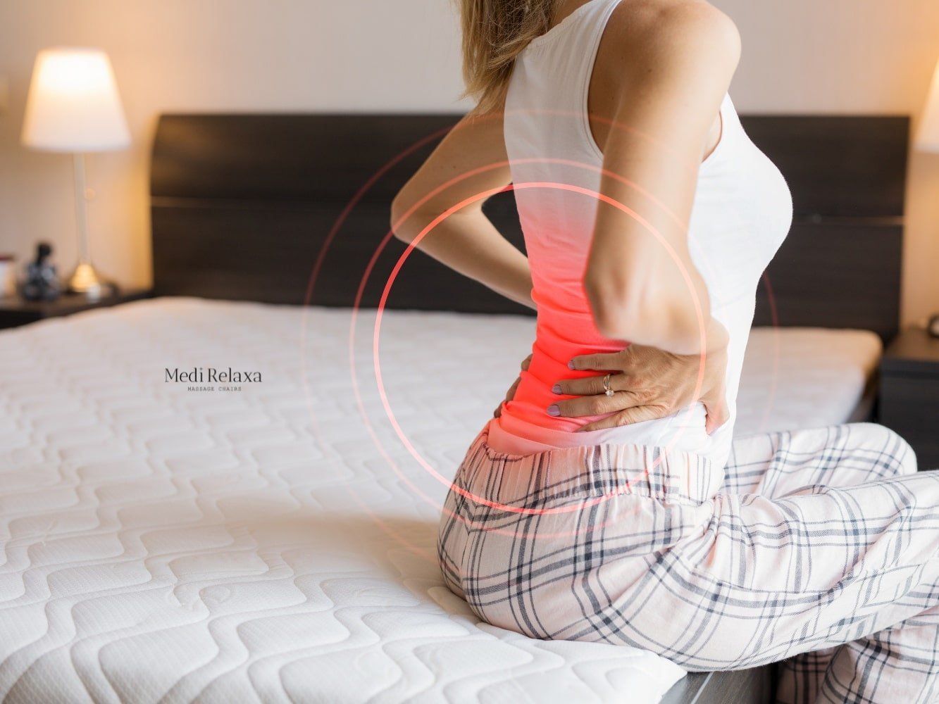 mujer en cama con dolor de espalda después de dormir