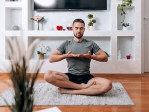 hombre haciendo ejercicios de respiración para el estrés