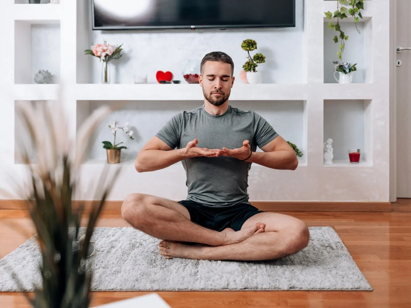 Mann macht Atemübungen gegen Stress