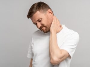 man in t shirt met beginnende hernia symptomen