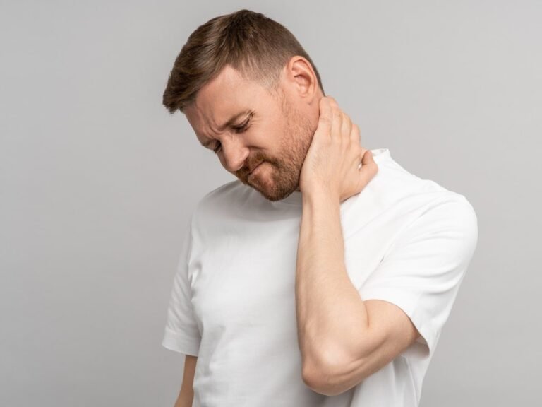 hombre en camiseta con síntomas incipientes de hernia