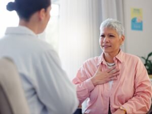 mujer con palpitaciones debidas al estrés