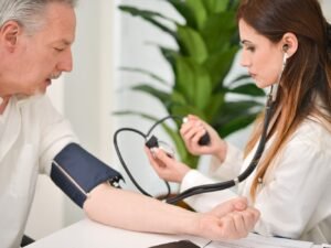 Hombre al médico por tensión alta