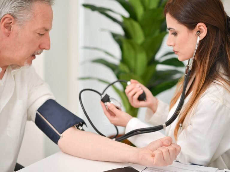 Hombre al médico por tensión alta