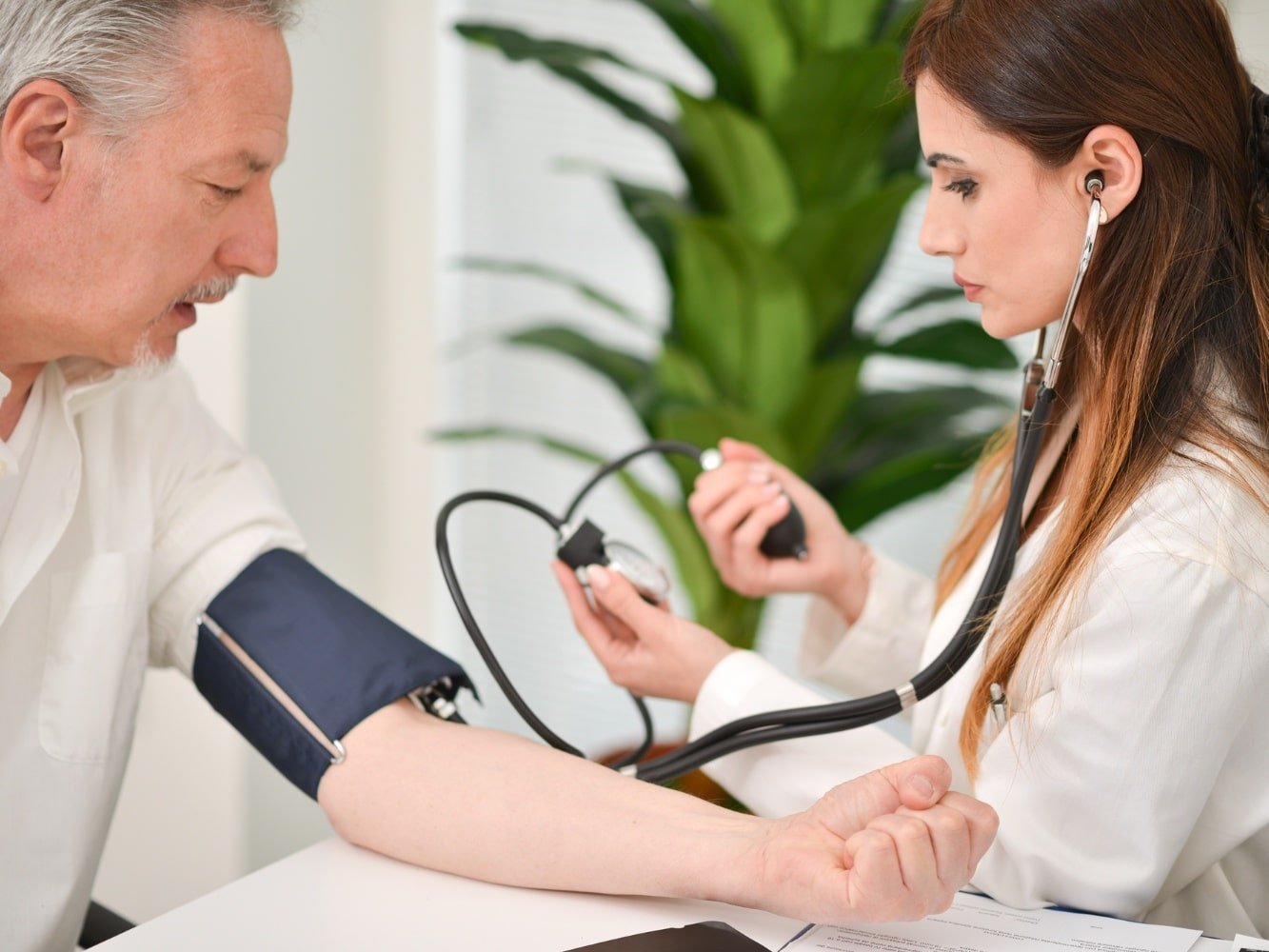 Hombre al médico por tensión alta