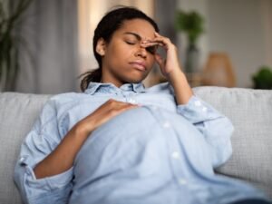 mujer con dolores de cabeza durante el embarazo