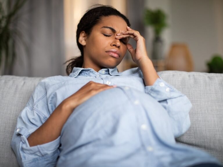 mujer con dolores de cabeza durante el embarazo