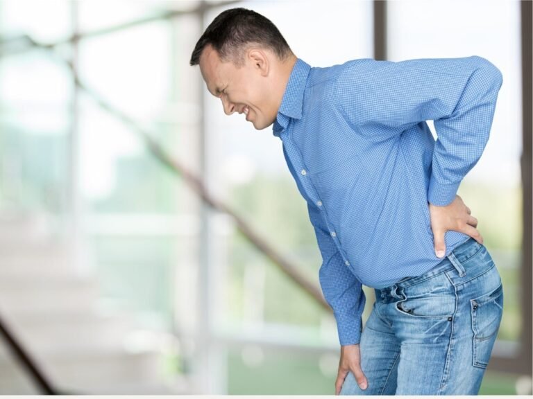 hombre con lumbago se estira de la espalda