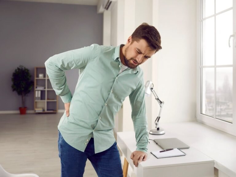 hombre con camisa verde haciendo ejercicios de lumbago