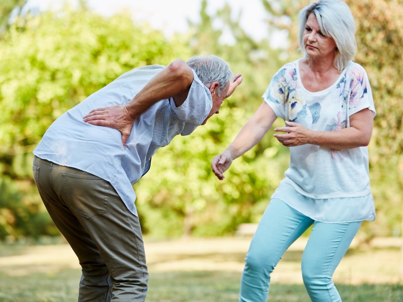 vrouw die man helpt met lumbago symptomen