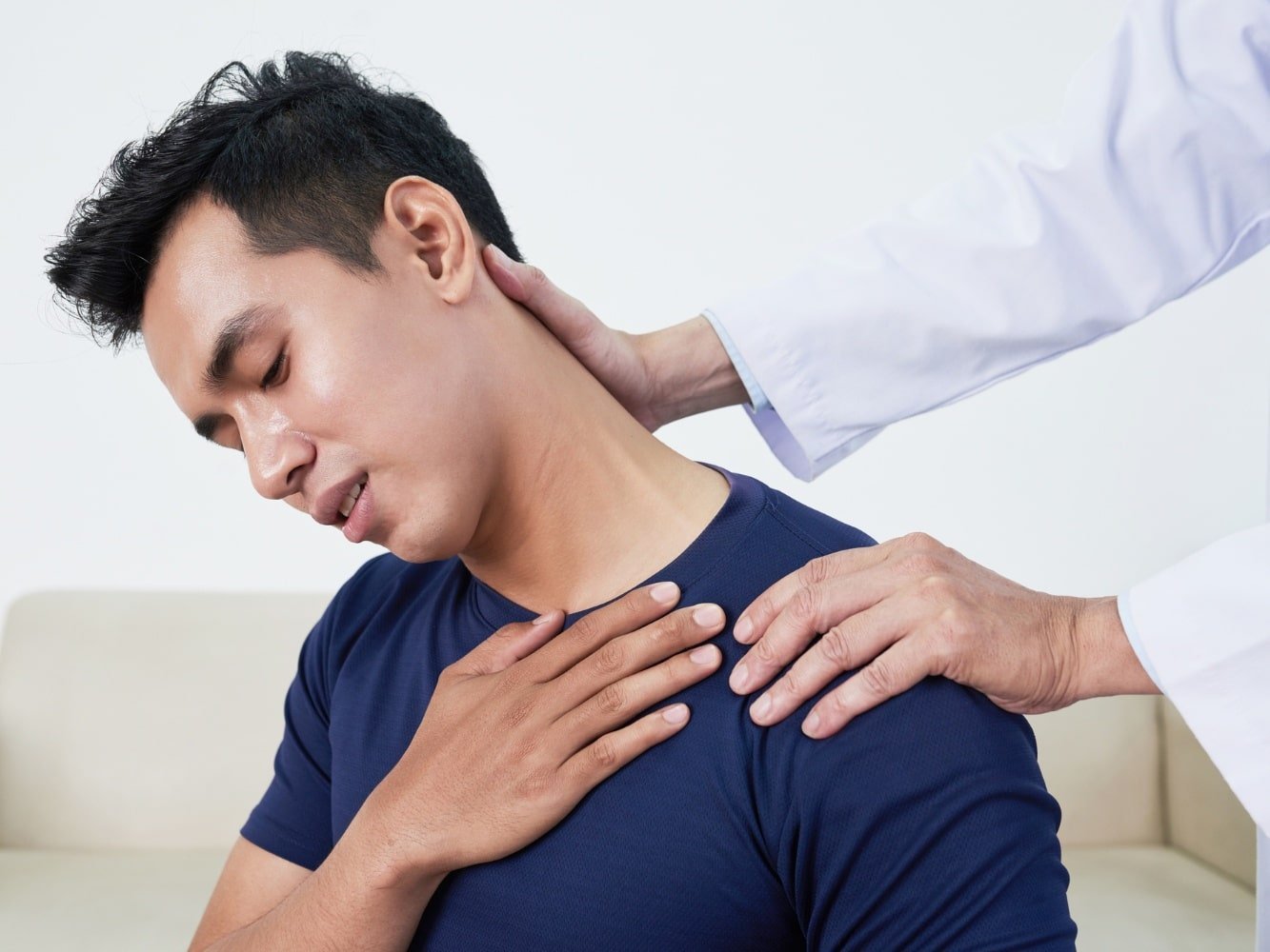 homme souffrant de douleurs au cou et aux épaules