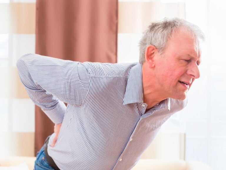 anciano con dolor en la zona lumbar y las caderas
