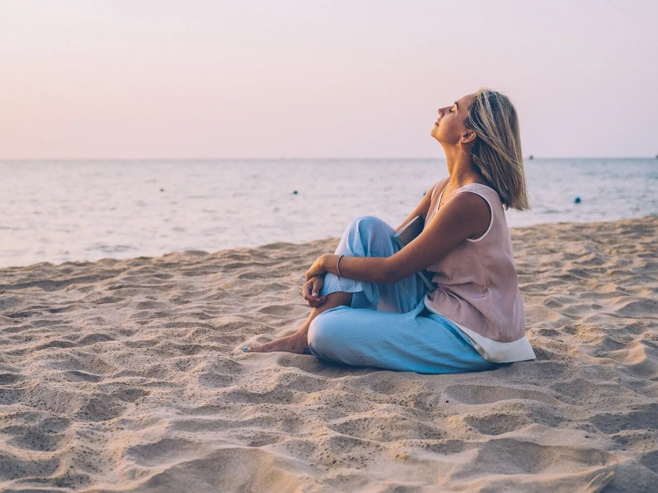 vrouw die relaxed op het strand