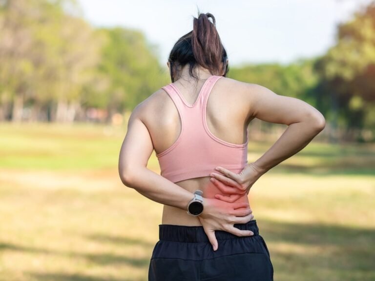 mujer con dolor muscular después del ejercicio