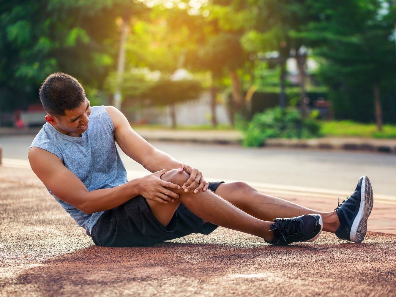 hombre con dolor muscular después del ejercicio