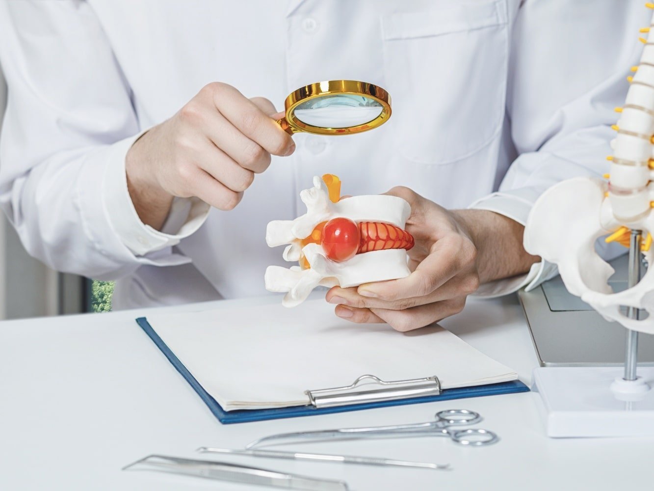 el médico averigua qué es una hernia