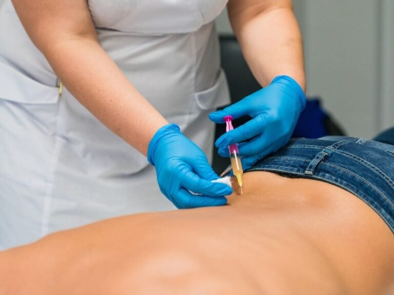 Hombre en la consulta del médico para tratamiento de una hernia