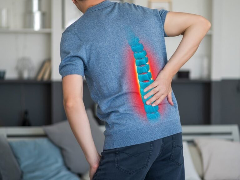 hombre con dolor de espalda por hernia discal