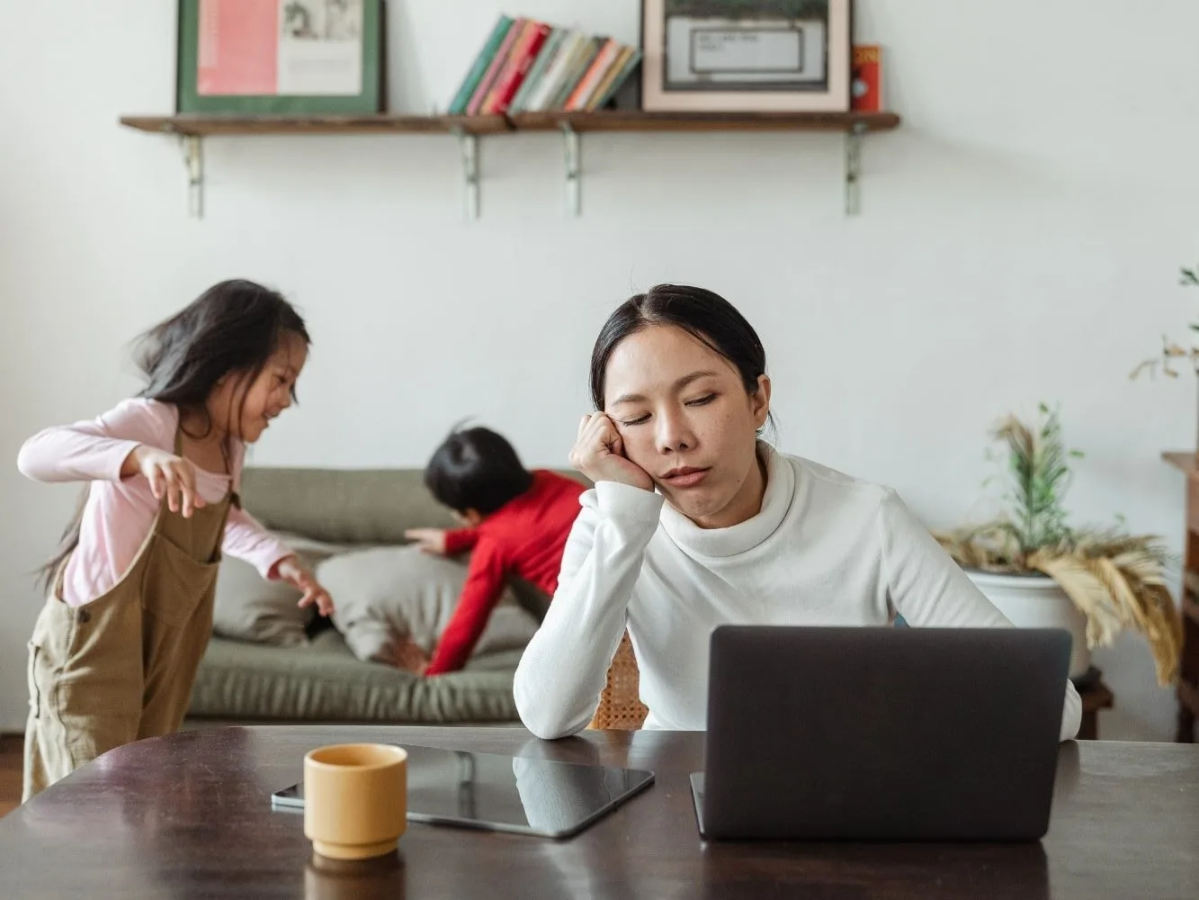 vrouw achter computer met oververmoeidheid