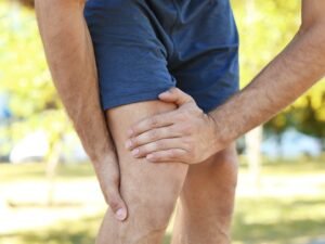 hombre que se estira las piernas doloridas