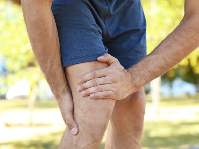 hombre que se estira las piernas doloridas